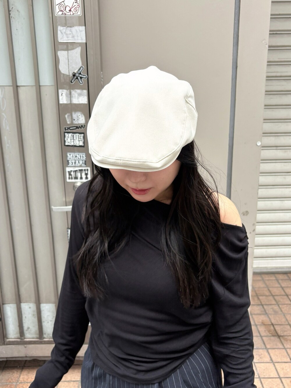 ベージュ系のハンチング/ベレー帽を着用したレディースの秋コーディネートの2枚目の写真