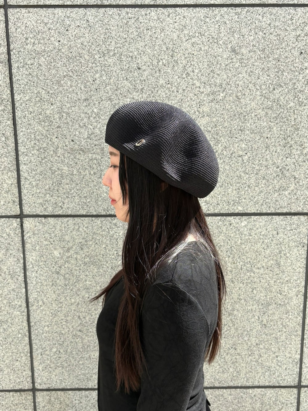 ブラック系のハンチング/ベレー帽を着用したレディースの春コーディネートの3枚目の写真