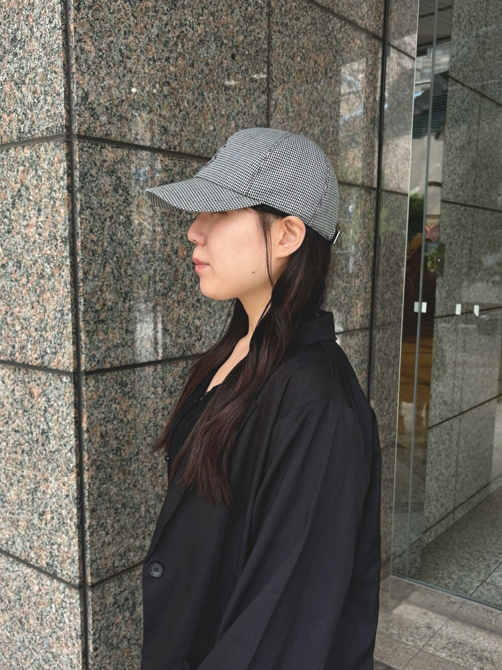 ホワイト系のキャップを着用したレディースの秋コーディネートの3枚目の写真