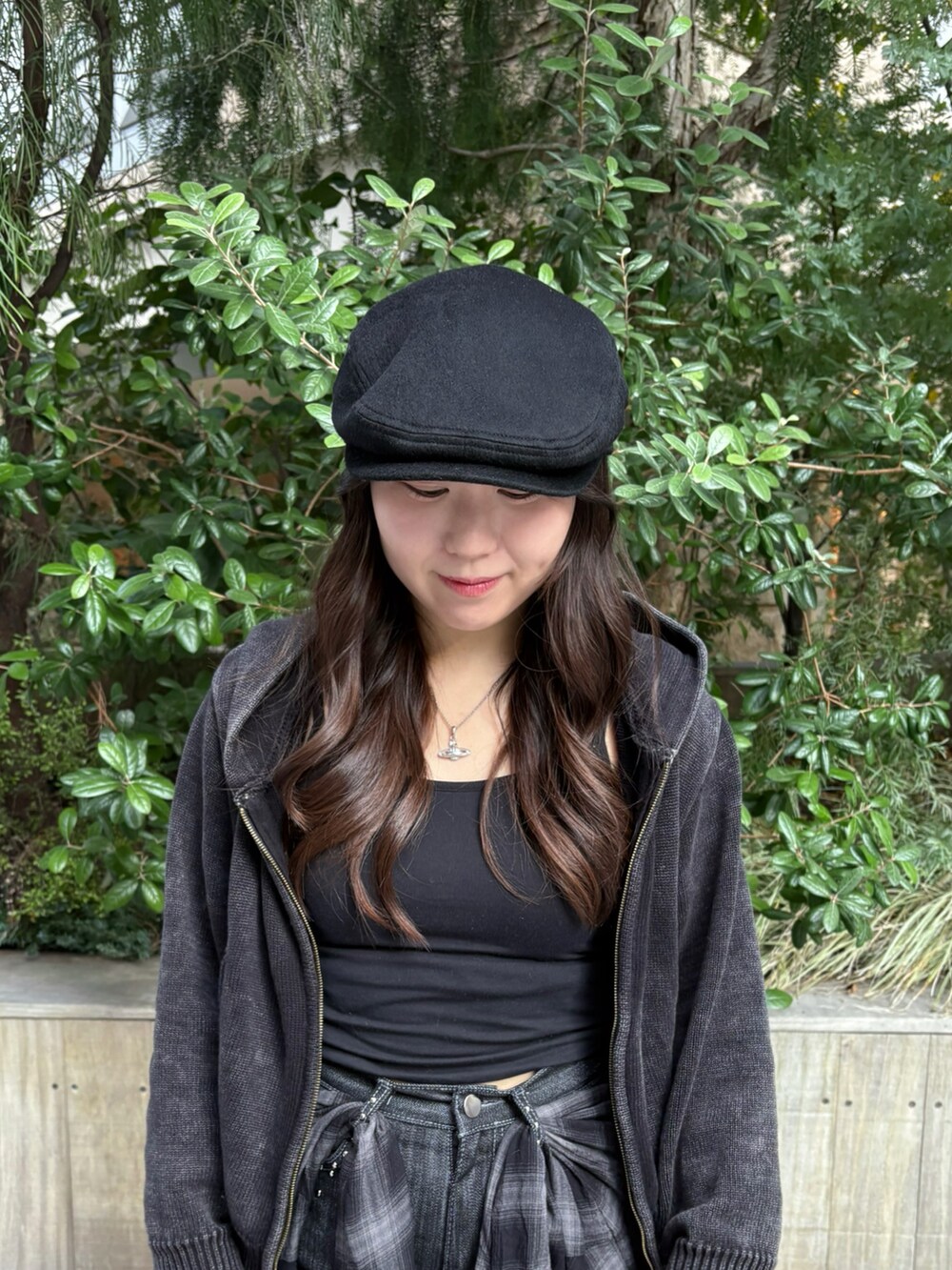 ブラック系のハンチング/ベレー帽を着用したレディースの秋コーディネートの2枚目の写真