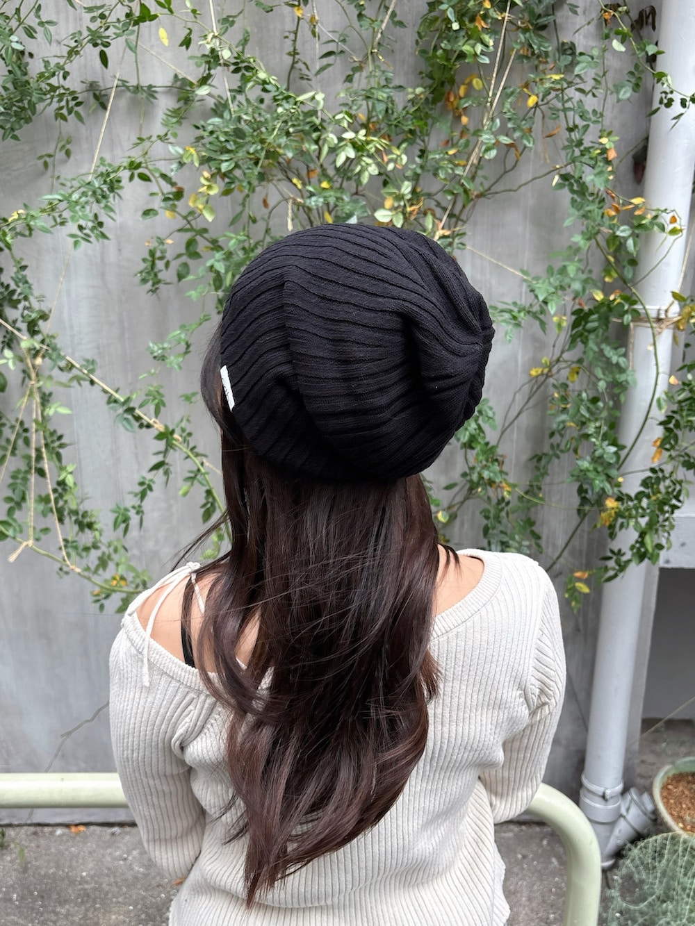 ブラック系のニットキャップ/ビーニーを着用したレディースの秋コーディネートの4枚目の写真