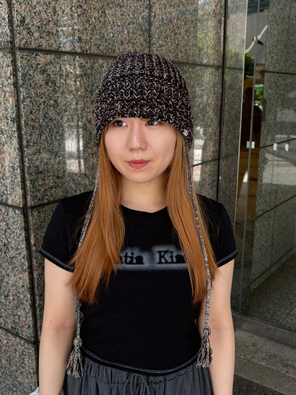 ブラック系のハットを着用したレディースの夏コーディネートの2枚目の写真