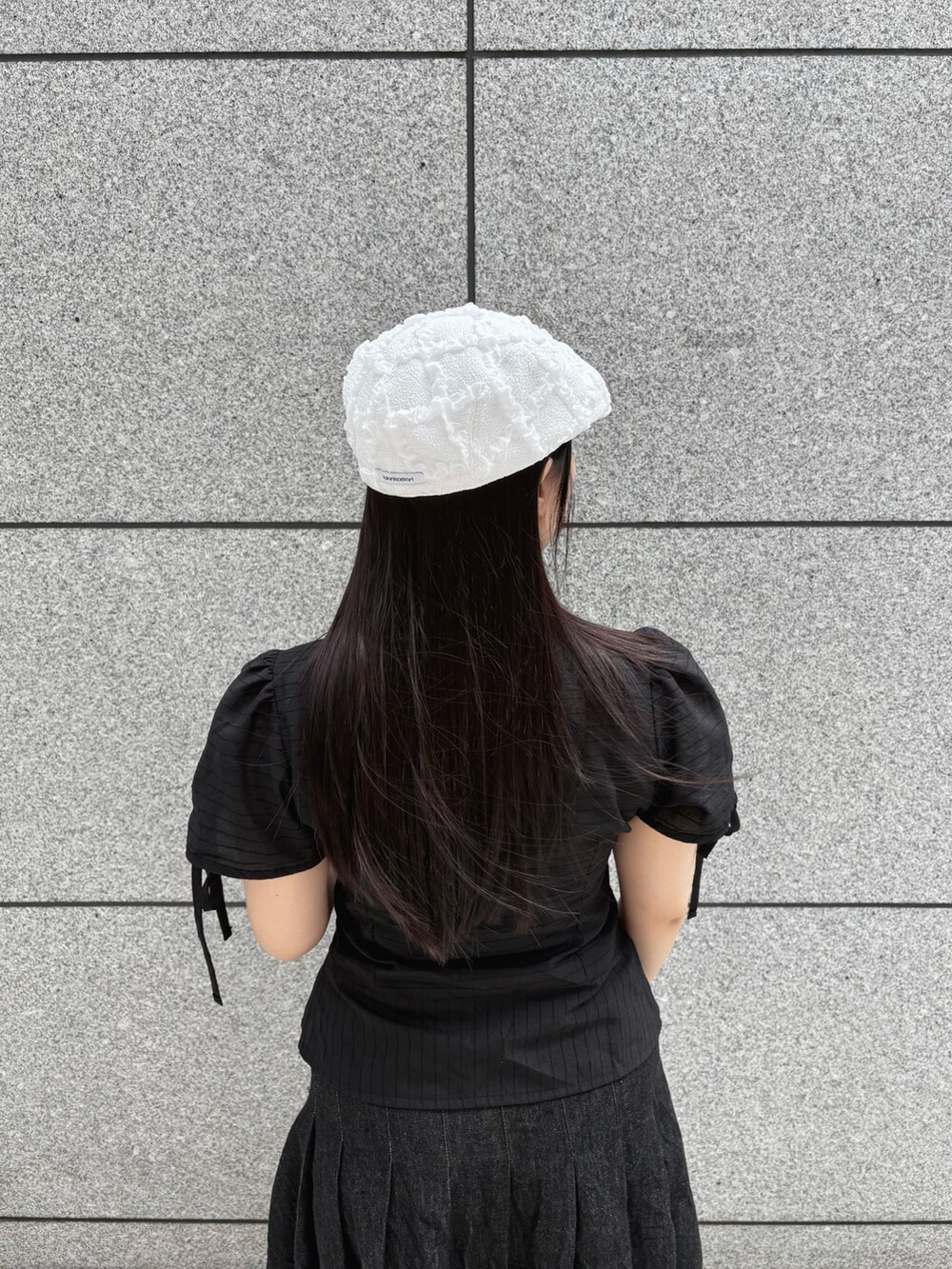 ホワイト系のハンチング/ベレー帽を着用したレディースの夏コーディネートの3枚目の写真