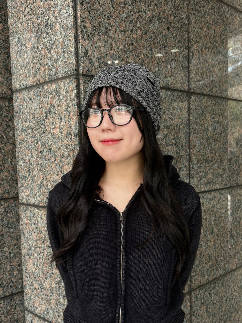 グレー系のニットキャップ/ビーニーを着用したレディースの冬コーディネートの4枚目の写真