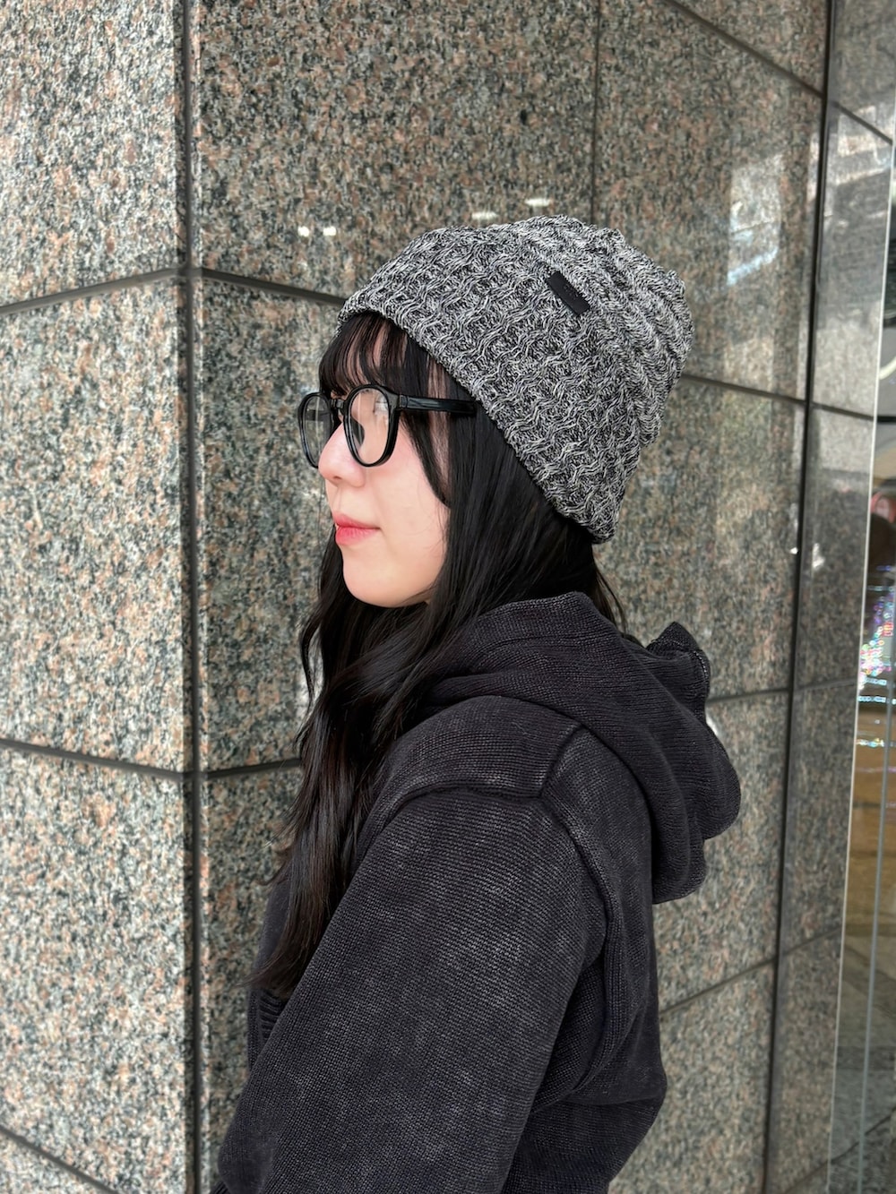 グレー系のニットキャップ/ビーニーを着用したレディースの冬コーディネートの3枚目の写真