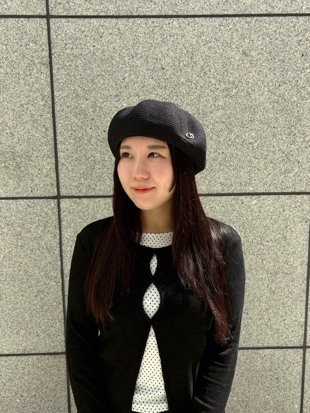 ブラック系のハンチング/ベレー帽を着用したレディースの春コーディネートの2枚目の写真