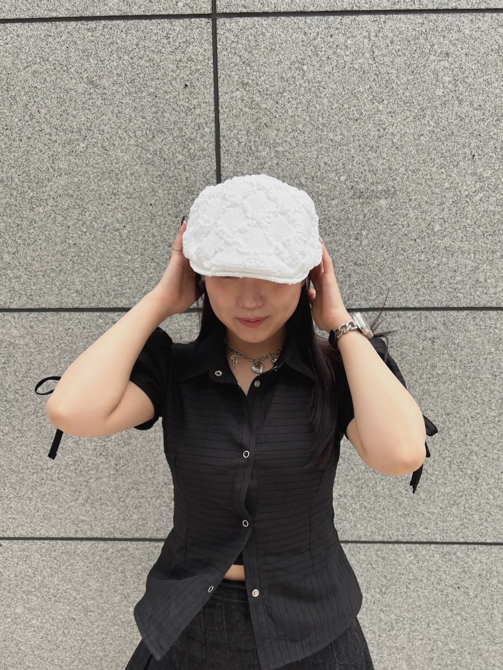 ホワイト系のハンチング/ベレー帽を着用したレディースの夏コーディネートの2枚目の写真