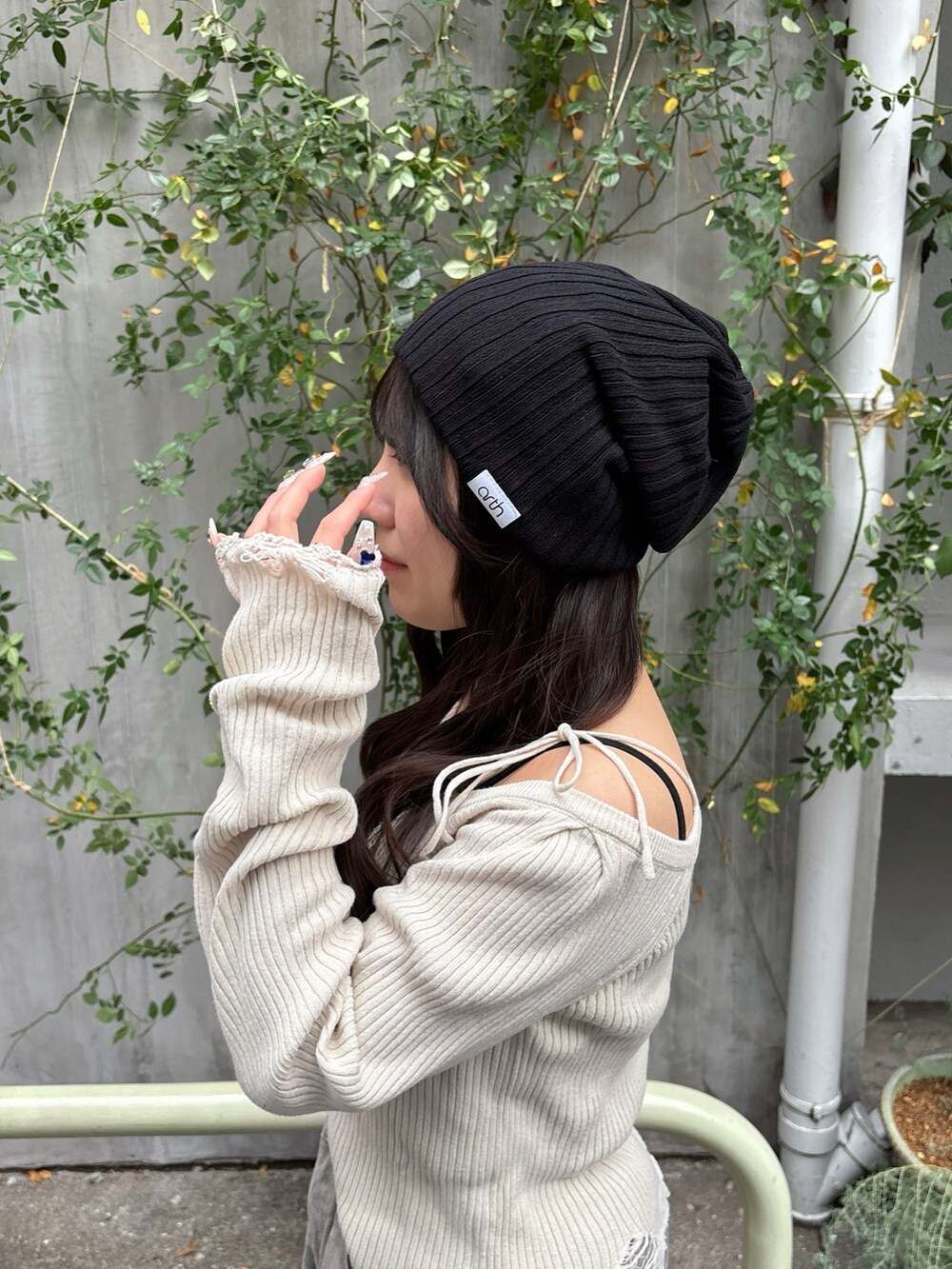 ブラック系のニットキャップ/ビーニーを着用したレディースの秋コーディネートの3枚目の写真