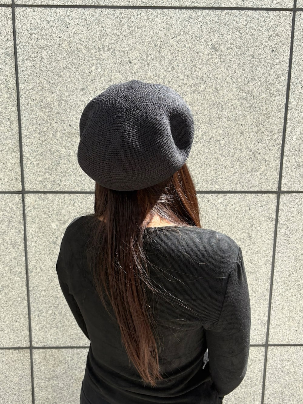 ブラック系のハンチング/ベレー帽を着用したレディースの春コーディネートの4枚目の写真