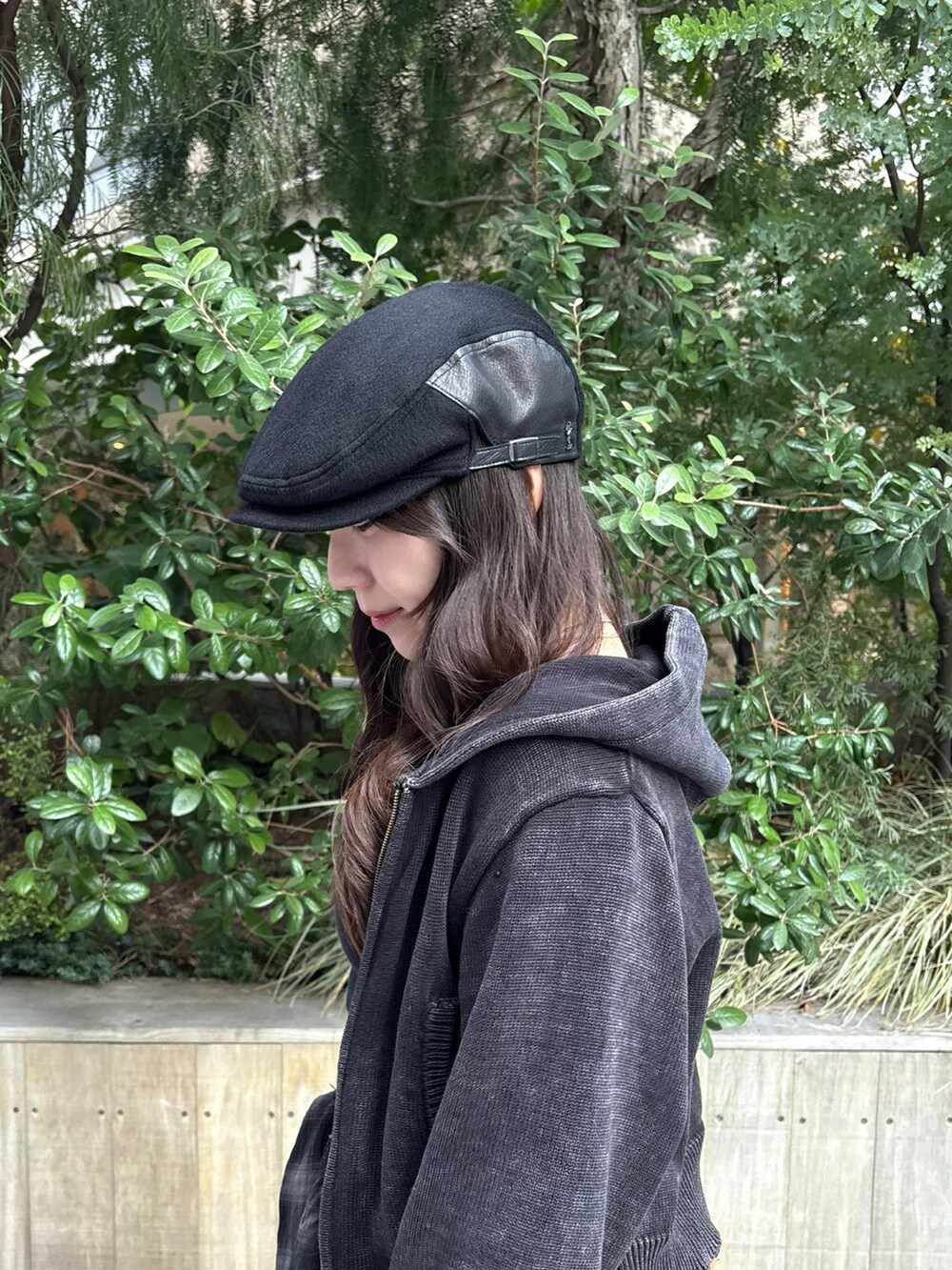 ブラック系のハンチング/ベレー帽を着用したレディースの秋コーディネートの3枚目の写真