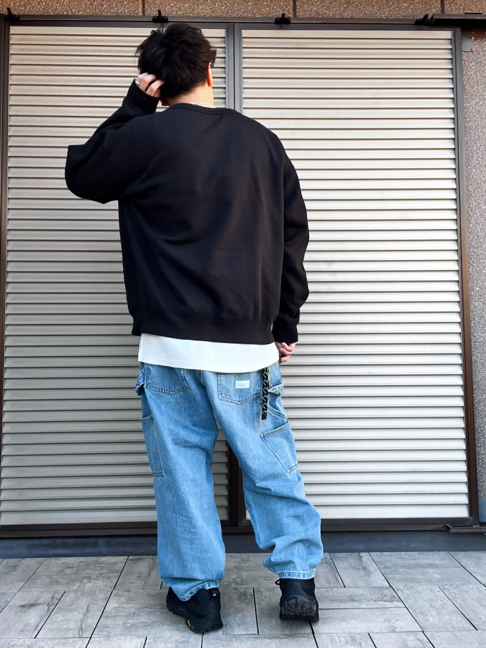 ブラック系のスウェット、ホワイト系のTシャツ/カットソー、ブラック系のスニーカーを着用したメンズの春コーディネートの5枚目の写真