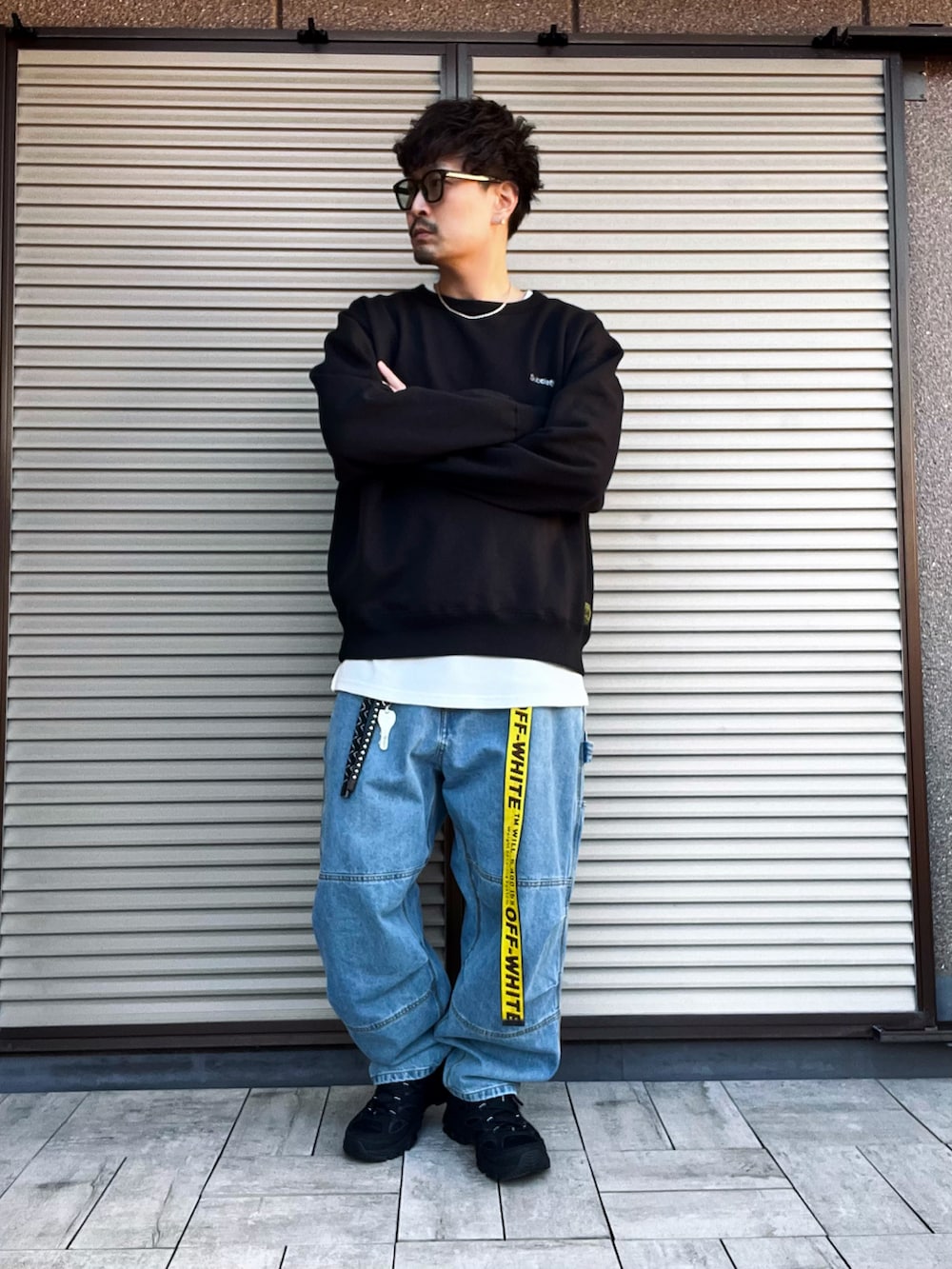 ブラック系のスウェット、ホワイト系のTシャツ/カットソー、ブラック系のスニーカーを着用したメンズの春コーディネートの2枚目の写真