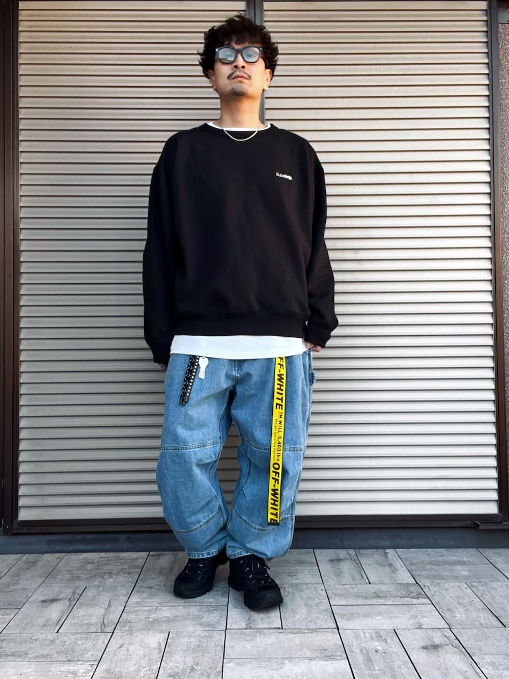 ブラック系のスウェット、ホワイト系のTシャツ/カットソー、ブラック系のスニーカーを着用したメンズの春コーディネートの3枚目の写真