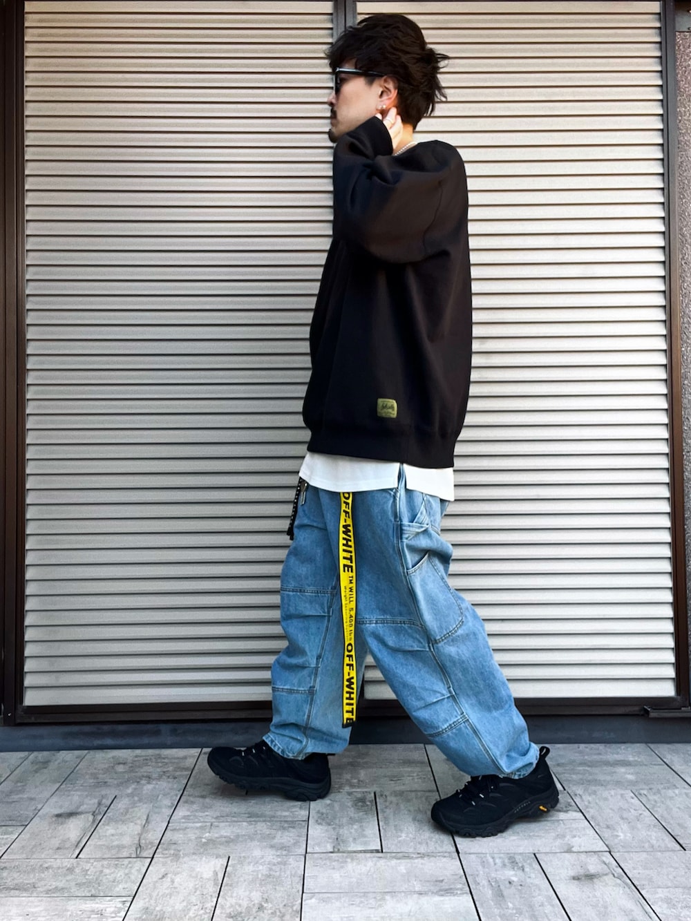 ブラック系のスウェット、ホワイト系のTシャツ/カットソー、ブラック系のスニーカーを着用したメンズの春コーディネートの4枚目の写真