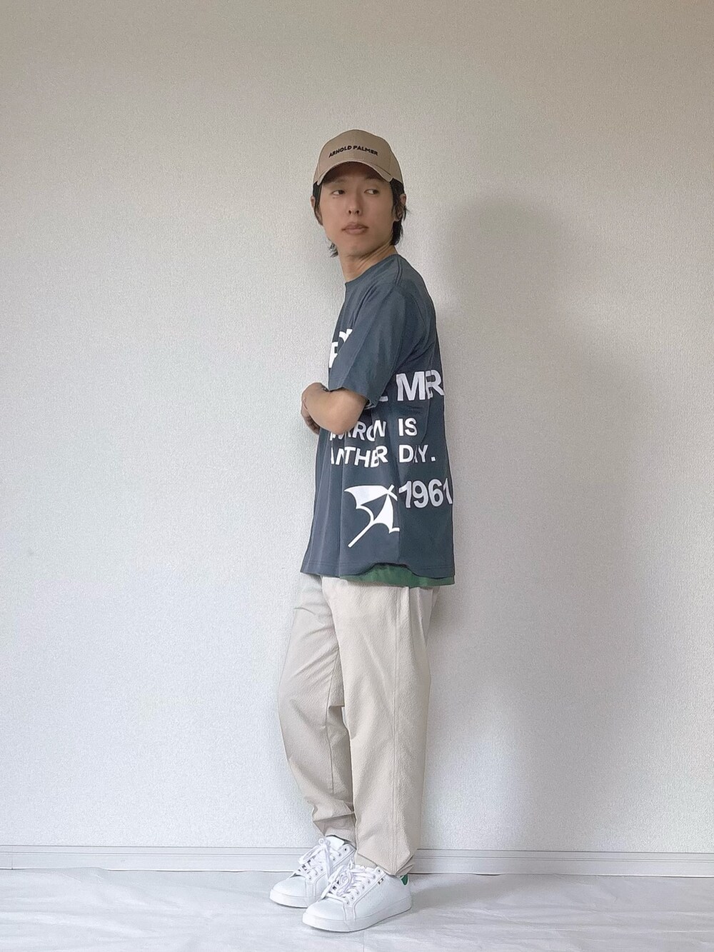 ブルー系のTシャツ/カットソー、ベージュ系のバックパック/リュック、ホワイト系のその他パンツを着用したメンズの夏コーディネートの3枚目の写真