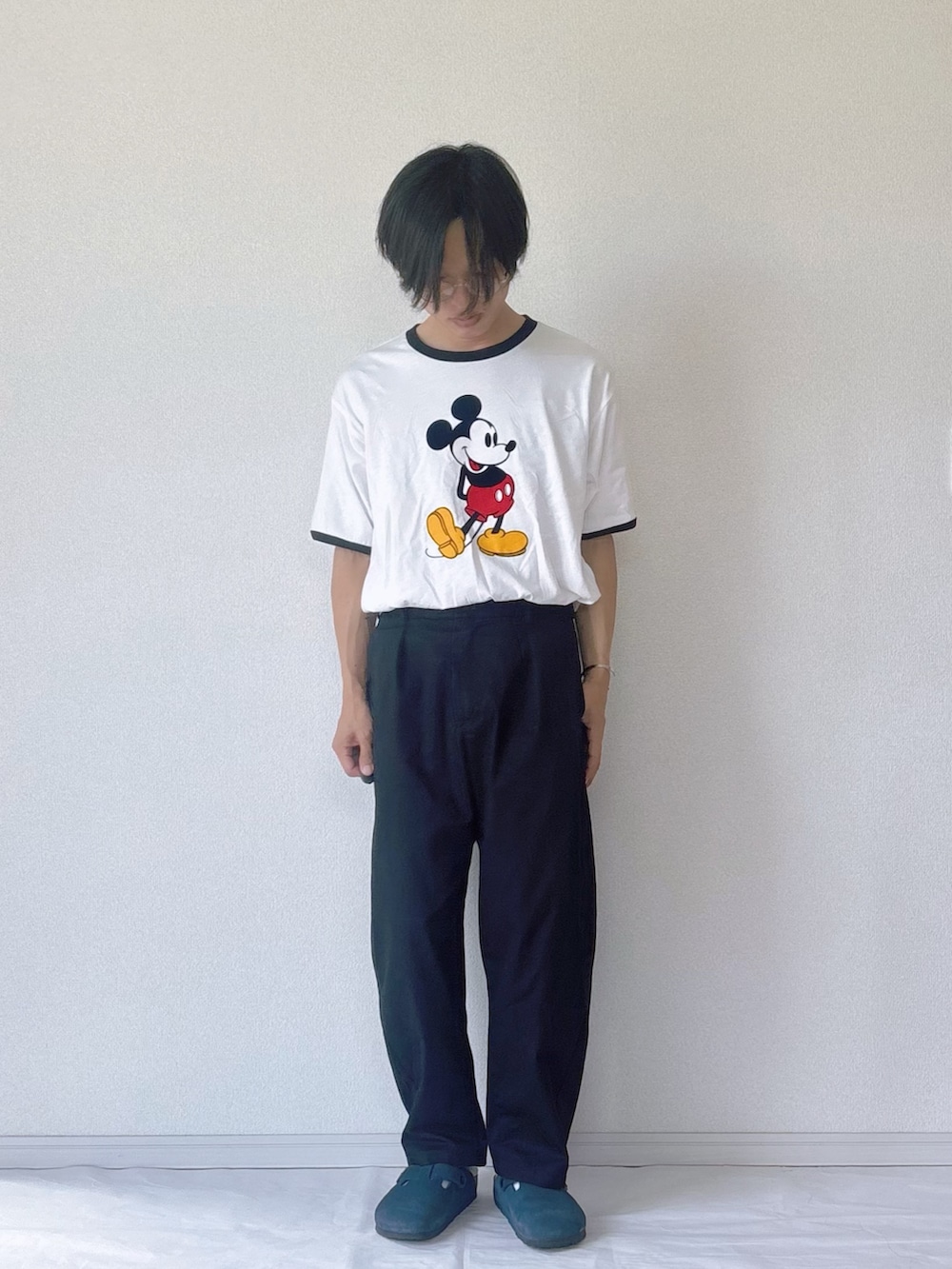 「ミッキーT、ミッキー、リンガーTシャツ、アーノルドパーマー、Arnold Palmer、テーマパークコーデ、リンクコーデ」｜「DisneyのMickey/Arnold Palmer/シェア フロッキーTシャツ（Tシャツ/カットソー、ホワイト系）」を使った、ヨッピーさん（メンズ・165cm）の夏コーディネートの2枚目の写真