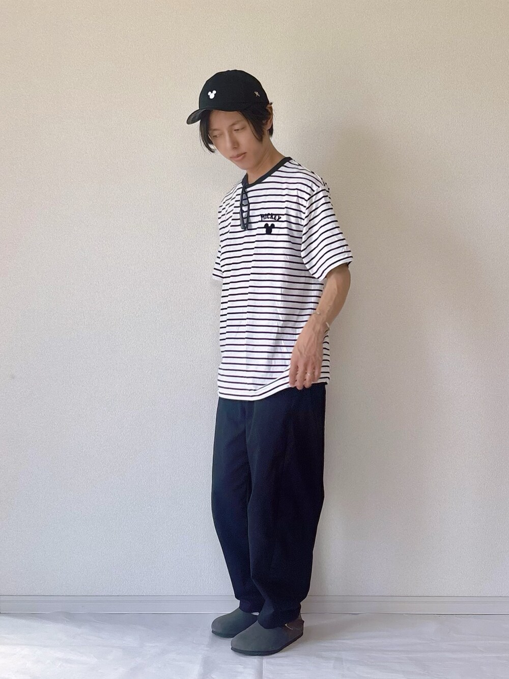 ブラック系のパンツ、ブラック系のTシャツ/カットソー、ブラック系のキャップを着用したメンズの夏コーディネートの3枚目の写真
