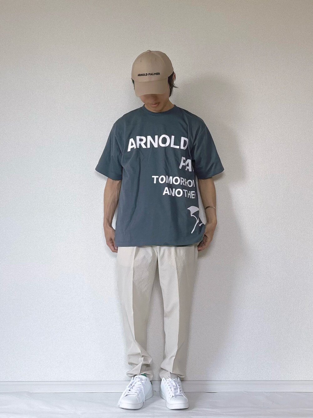 ブルー系のTシャツ/カットソー、ベージュ系のバックパック/リュック、ホワイト系のその他パンツを着用したメンズの夏コーディネートの2枚目の写真