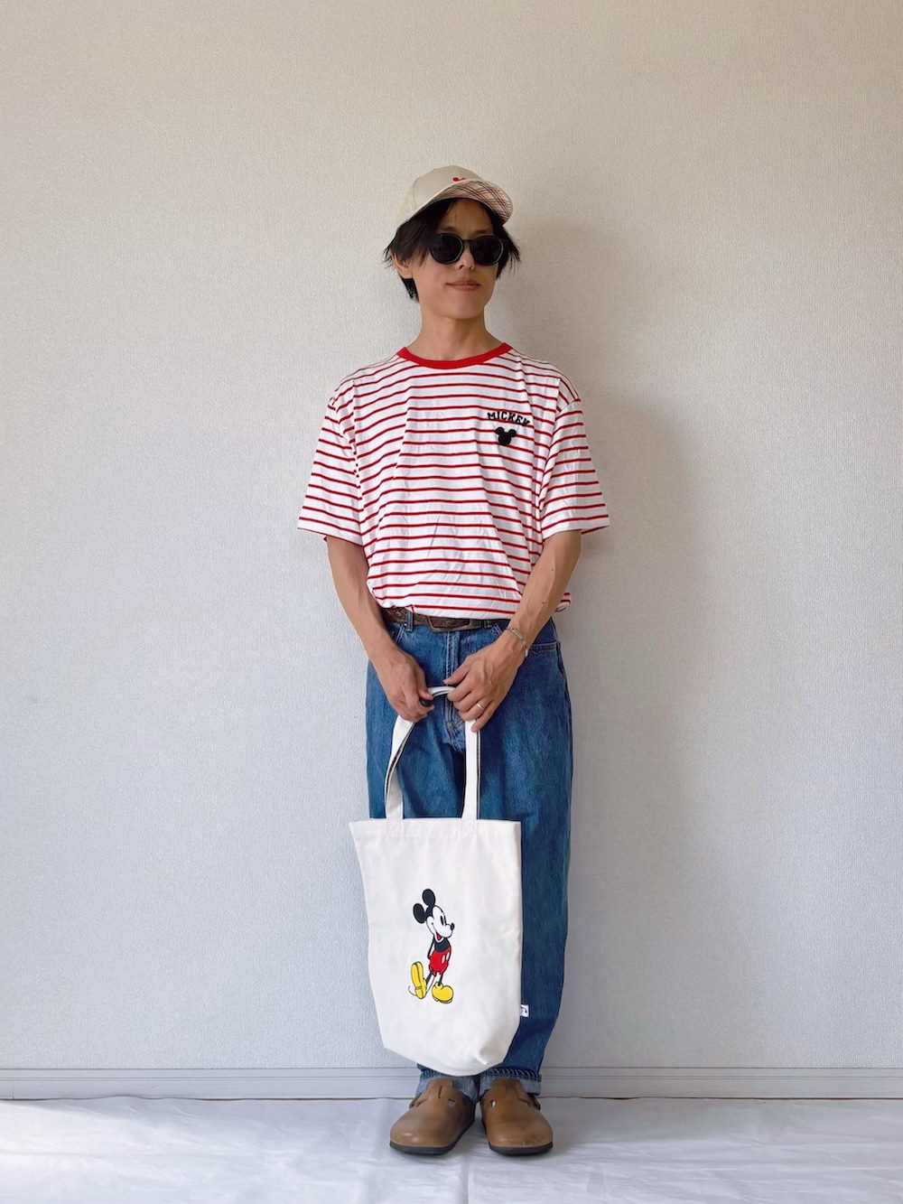「キャップ、サングラス、Tシャツ、夏コーデ、ミッキーT、ミッキー、テーマパークコーデ、テーマパークファッション、ディズニーコーデ、アーノルドパーマー、Arnold Palmer」｜「DisneyのMickey/Arnold Palmer/シェア ボーダーTシャツ（Tシャツ/カットソー、レッド系）」を使った、ヨッピーさん（メンズ・165cm）の夏コーディネートの3枚目の写真