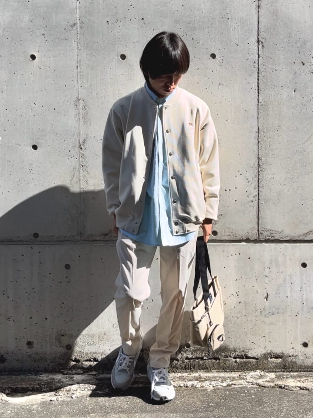 グリーン系のシャツ/ブラウス、ホワイト系のブルゾン、ベージュ系のトートバッグを着用したメンズの春コーディネートの2枚目の写真