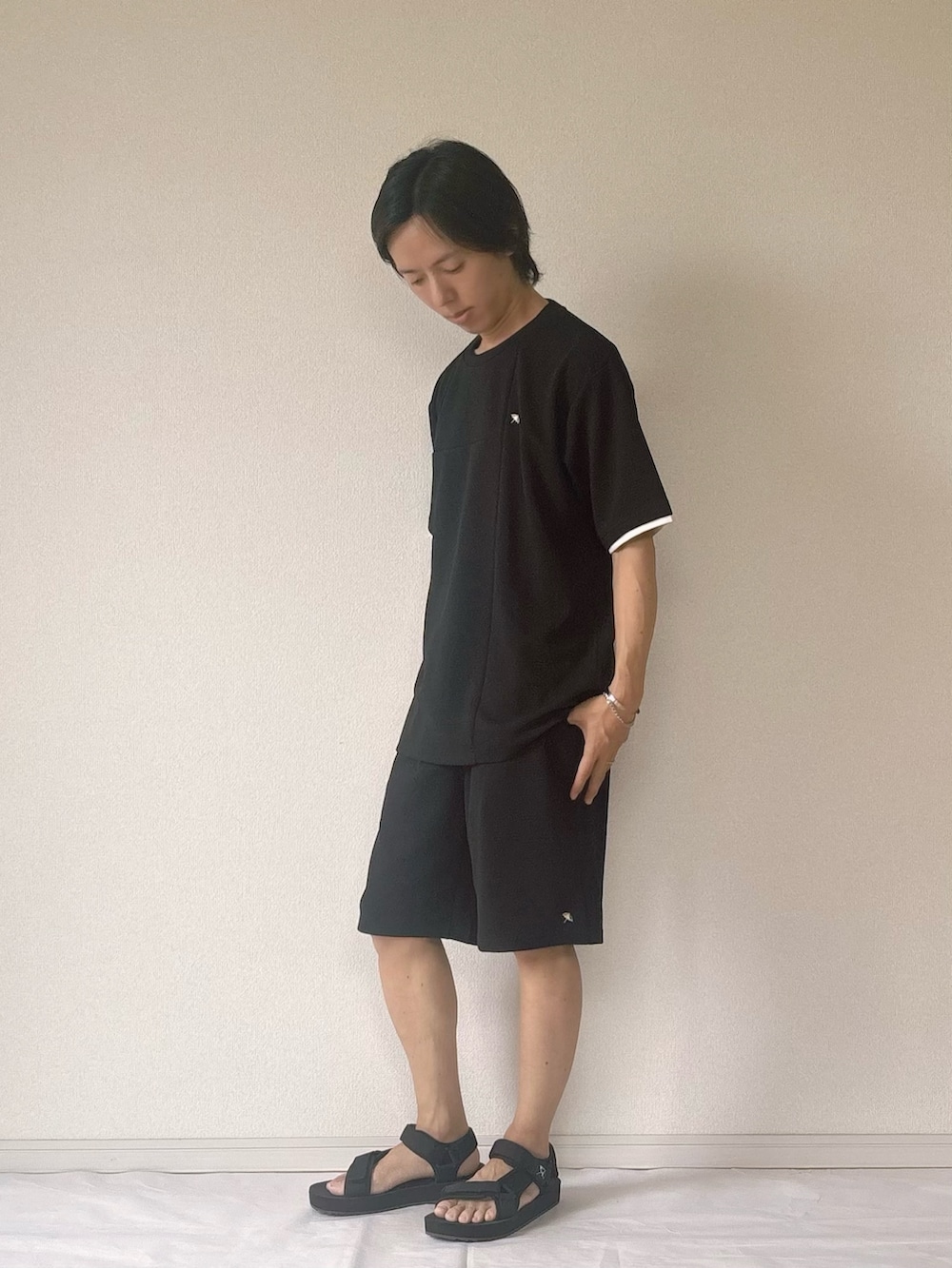 「レイヤードスタイル、スポーツミックス、サンダル、黒Tシャツ、シンプルスタイル、休日スタイル、シンプルコーデ、スポーツサンダル、アーノルドパーマー、Arnold Palmer」｜「Arnold Palmerのスポーツサンダル（サンダル、ブラック系）」を使った、ヨッピーさん（メンズ・165cm）の夏コーディネートの2枚目の写真