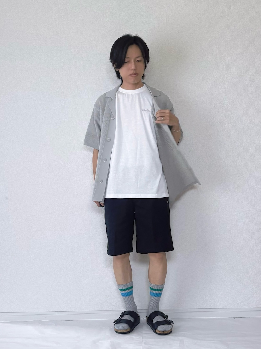 「サングラス、レイヤードスタイル、サンダル、シャツスタイル、白Tシャツ、シンプルコーデ、大人カジュアル、シンプルスタイル、夏服、ニットコーデ、アーノルドパーマー、Arnold Palmer」｜「Arnold Palmerのメッシュニット シャツ カーディガン + Tシャツ セット（アンサンブル、グレー系）」を使った、ヨッピーさん（メンズ・165cm）の春コーディネートの3枚目の写真