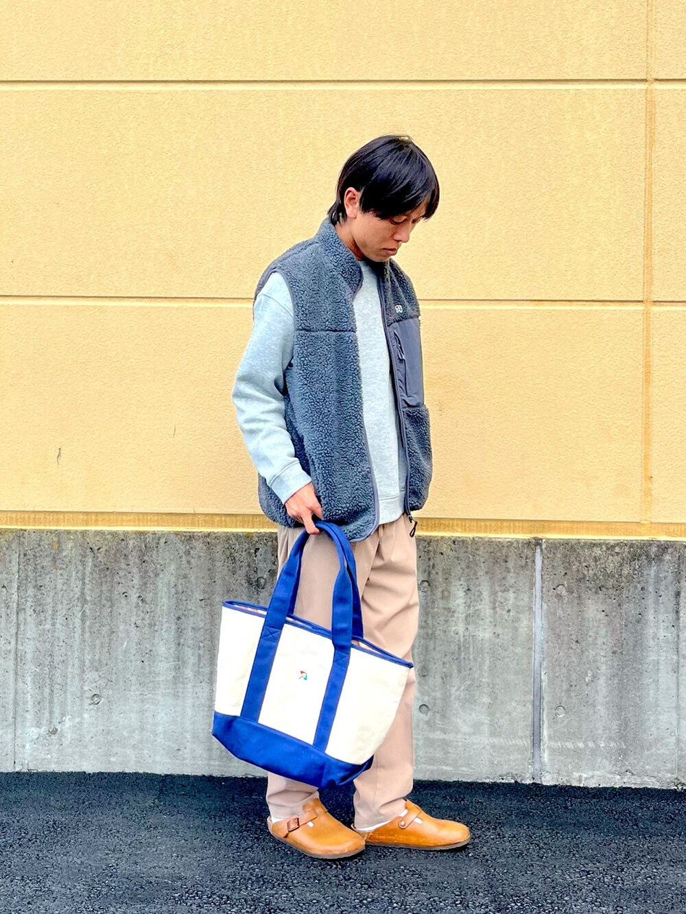 グレー系のスウェット、グレー系のブルゾン、ベージュ系のその他パンツを着用したメンズの秋コーディネートの3枚目の写真