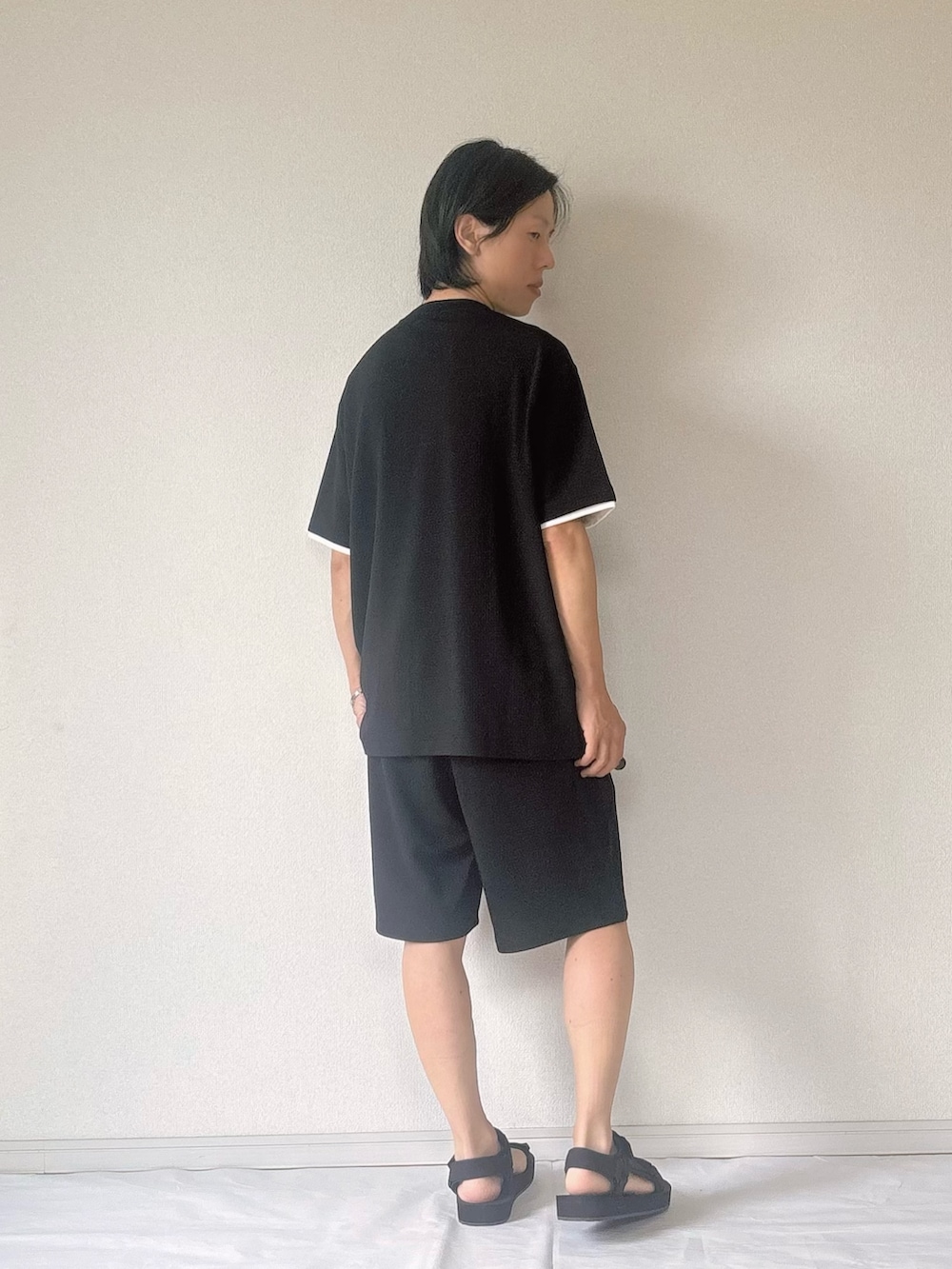 「レイヤードスタイル、スポーツミックス、サンダル、黒Tシャツ、シンプルスタイル、休日スタイル、シンプルコーデ、スポーツサンダル、アーノルドパーマー、Arnold Palmer」｜「Arnold Palmerのスポーツサンダル（サンダル、ブラック系）」を使った、ヨッピーさん（メンズ・165cm）の夏コーディネートの3枚目の写真