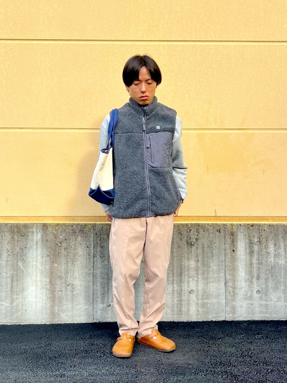 グレー系のスウェット、グレー系のブルゾン、ベージュ系のその他パンツを着用したメンズの秋コーディネートの4枚目の写真