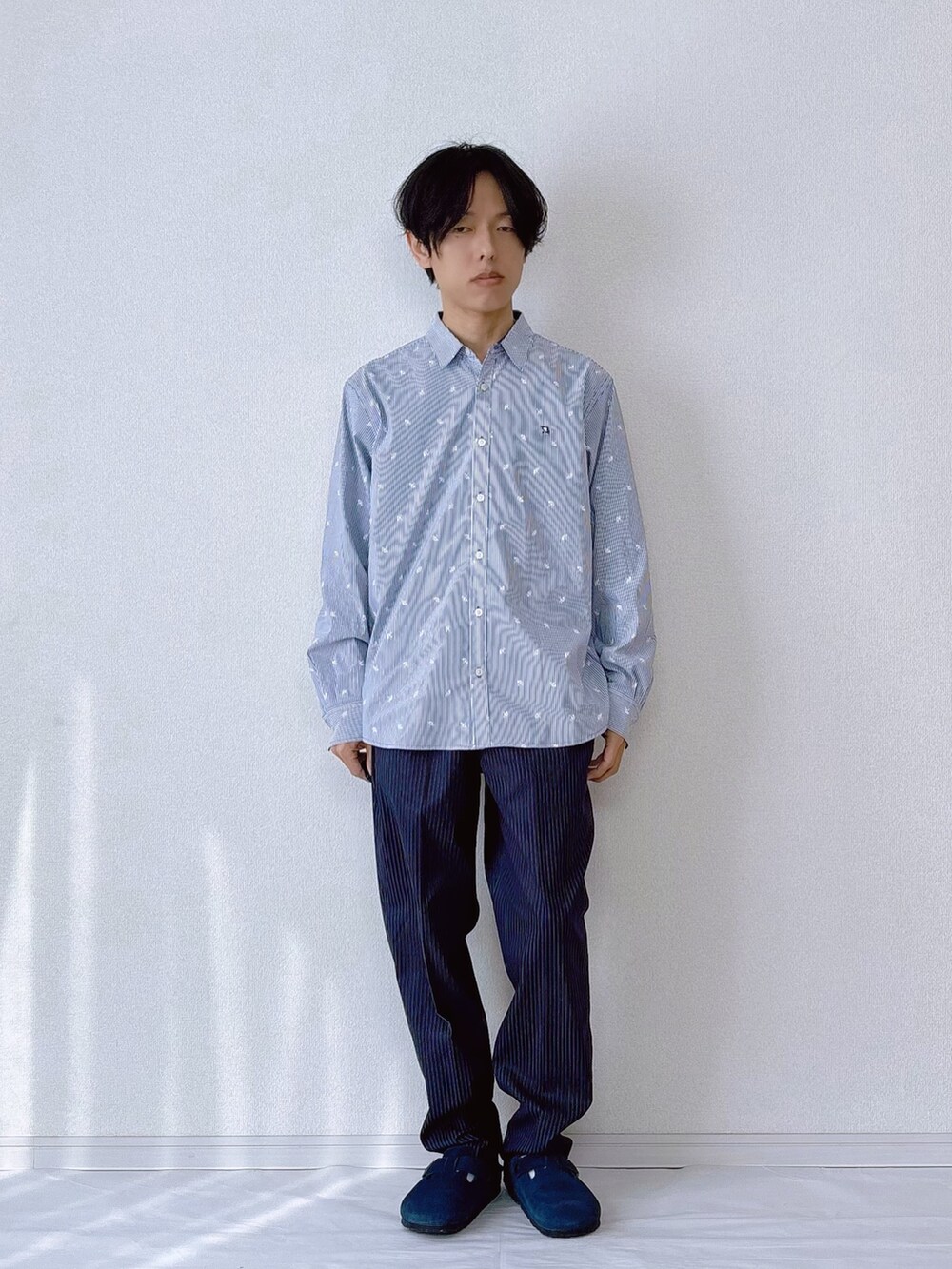 ブルー系のその他パンツ、ブルー系のシャツ/ブラウスを着用したメンズの冬コーディネートの3枚目の写真