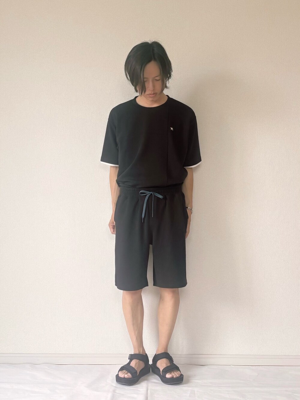 「レイヤードスタイル、スポーツミックス、サンダル、黒Tシャツ、シンプルスタイル、休日スタイル、シンプルコーデ、スポーツサンダル、アーノルドパーマー、Arnold Palmer」｜「Arnold Palmerのスポーツサンダル（サンダル、ブラック系）」を使った、ヨッピーさん（メンズ・165cm）の夏コーディネートの4枚目の写真