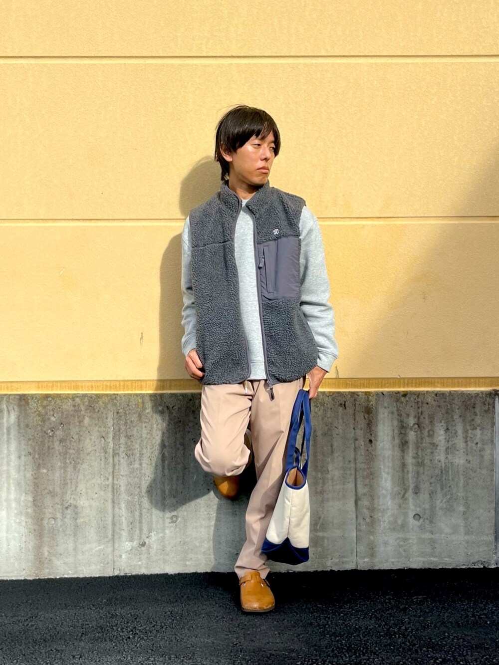 グレー系のスウェット、グレー系のブルゾン、ベージュ系のその他パンツを着用したメンズの秋コーディネートの2枚目の写真