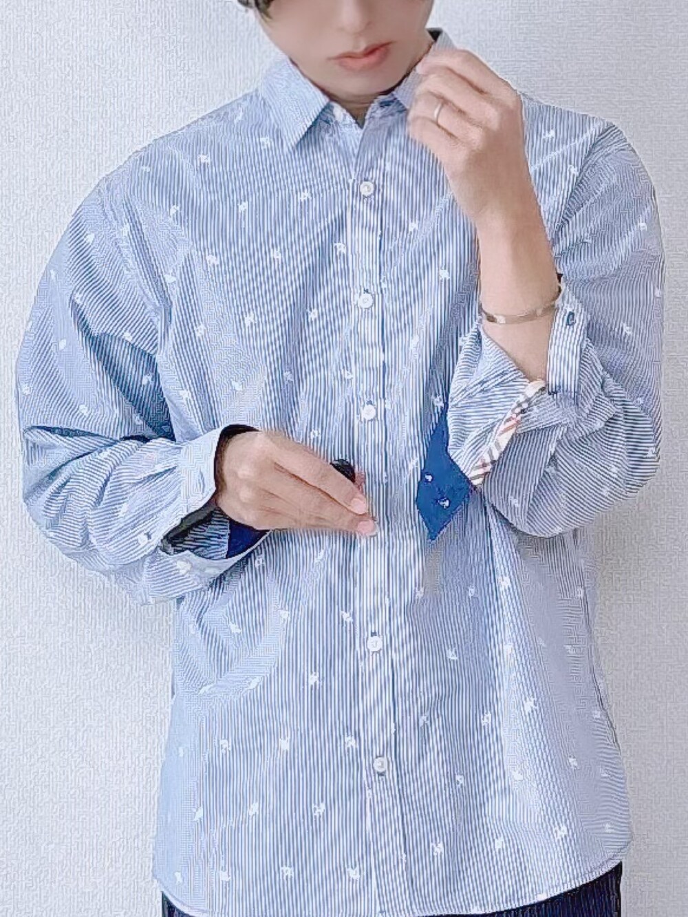 ブルー系のその他パンツ、ブルー系のシャツ/ブラウスを着用したメンズの冬コーディネートの4枚目の写真