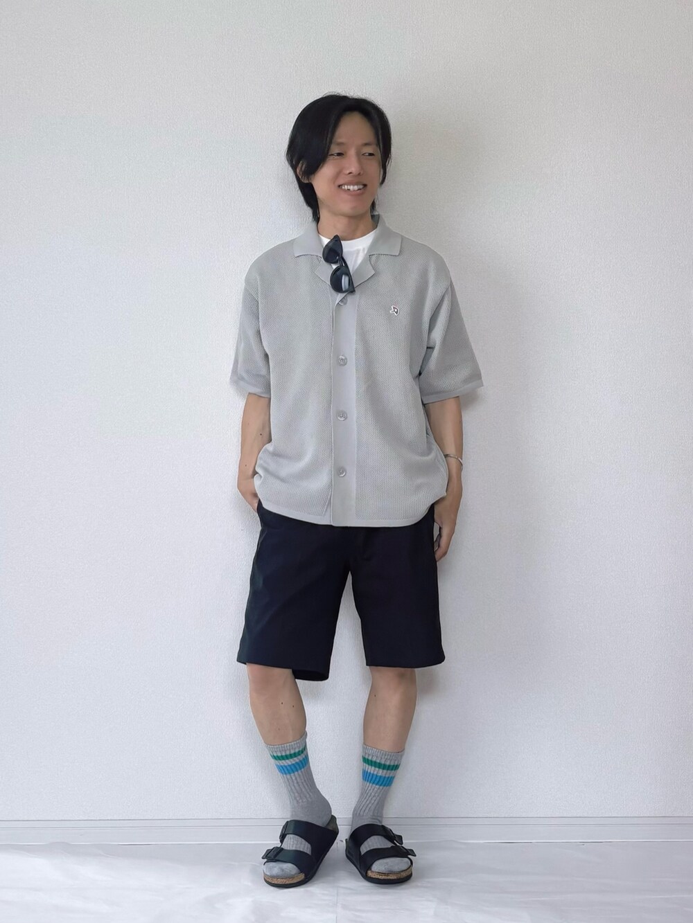 「サングラス、レイヤードスタイル、サンダル、シャツスタイル、白Tシャツ、シンプルコーデ、大人カジュアル、シンプルスタイル、夏服、ニットコーデ、アーノルドパーマー、Arnold Palmer」｜「Arnold Palmerのメッシュニット シャツ カーディガン + Tシャツ セット（アンサンブル、グレー系）」を使った、ヨッピーさん（メンズ・165cm）の春コーディネートの2枚目の写真