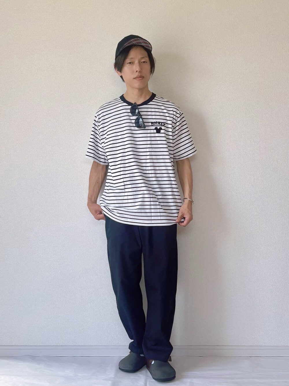 ブラック系のパンツ、ブラック系のTシャツ/カットソー、ブラック系のキャップを着用したメンズの夏コーディネートの2枚目の写真