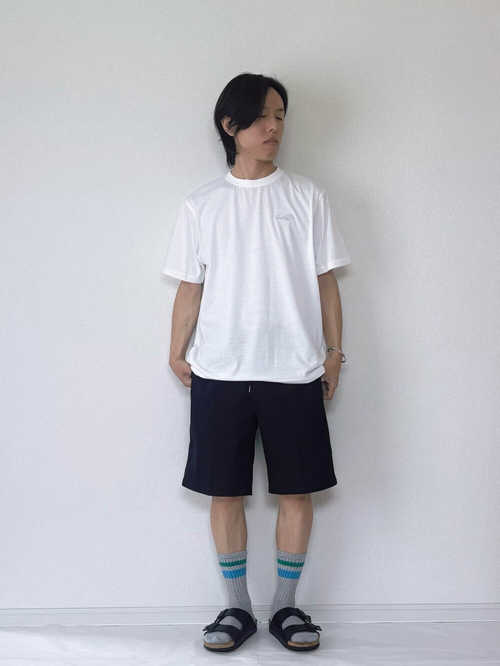 「サングラス、レイヤードスタイル、サンダル、シャツスタイル、白Tシャツ、シンプルコーデ、大人カジュアル、シンプルスタイル、夏服、ニットコーデ、アーノルドパーマー、Arnold Palmer」｜「Arnold Palmerのメッシュニット シャツ カーディガン + Tシャツ セット（アンサンブル、グレー系）」を使った、ヨッピーさん（メンズ・165cm）の春コーディネートの4枚目の写真
