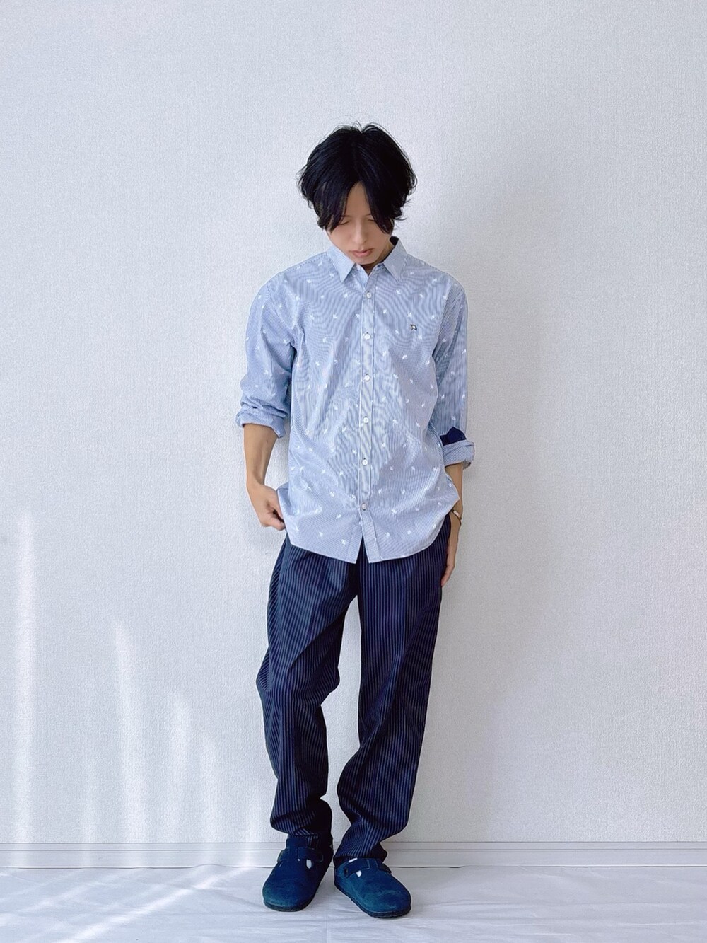 ブルー系のその他パンツ、ブルー系のシャツ/ブラウスを着用したメンズの冬コーディネートの2枚目の写真