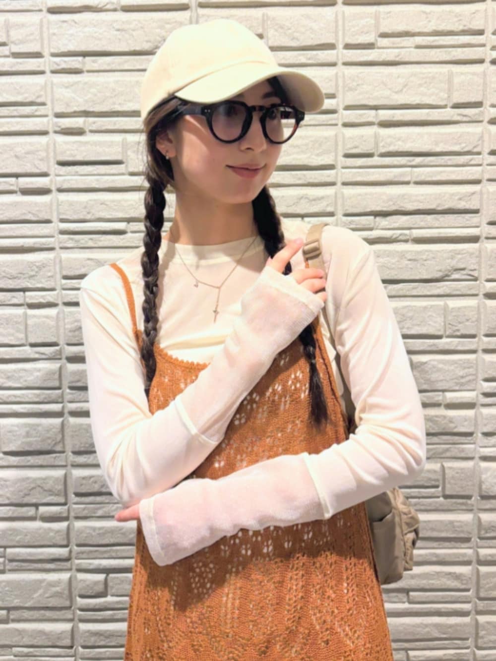 ベージュ系のスニーカー、ベージュ系のショルダーバッグ、ホワイト系のTシャツ/カットソーを着用したレディースの秋コーディネートの4枚目の写真