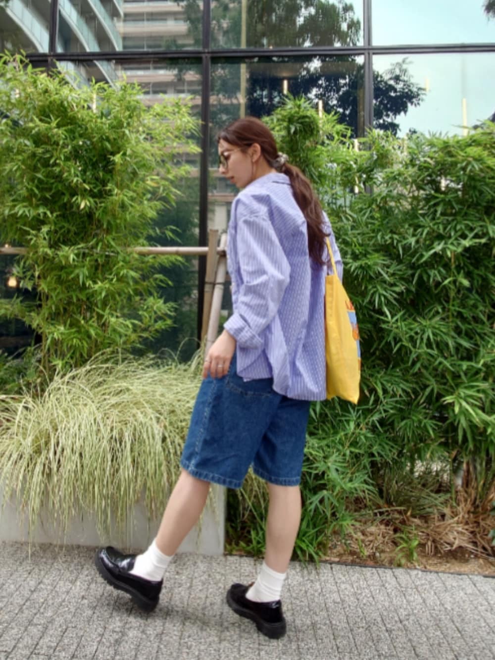 ブルー系のデニムパンツ、ブルー系のTシャツ/カットソー、ブルー系のシャツ/ブラウスを着用したレディースの秋コーディネートの3枚目の写真