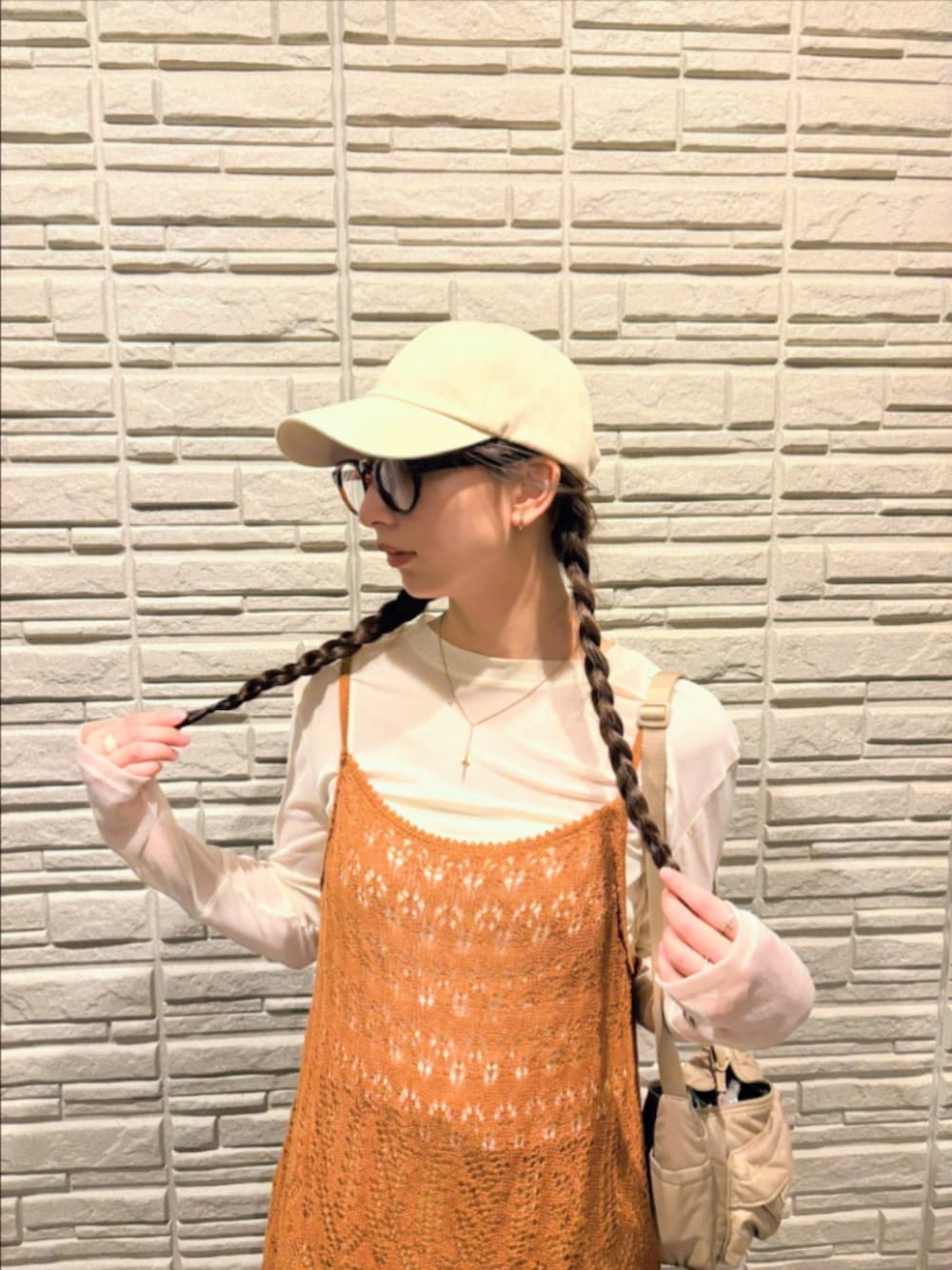 ベージュ系のスニーカー、ベージュ系のショルダーバッグ、ホワイト系のTシャツ/カットソーを着用したレディースの秋コーディネートの2枚目の写真