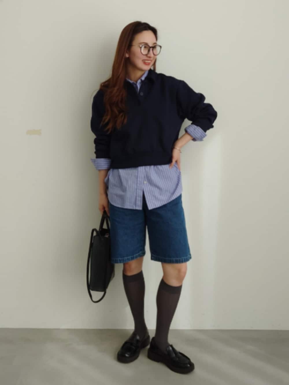 ブルー系のスウェット、ブルー系のデニムパンツ、ブルー系のシャツ/ブラウスを着用したレディースの春コーディネートの2枚目の写真