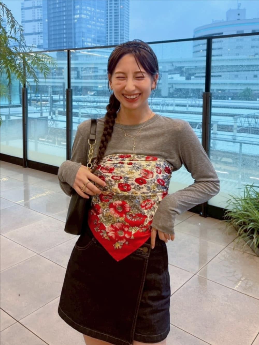 ブルー系のその他パンツ、グレー系のTシャツ/カットソー、ブラック系のショルダーバッグを着用したレディースの秋コーディネートの4枚目の写真