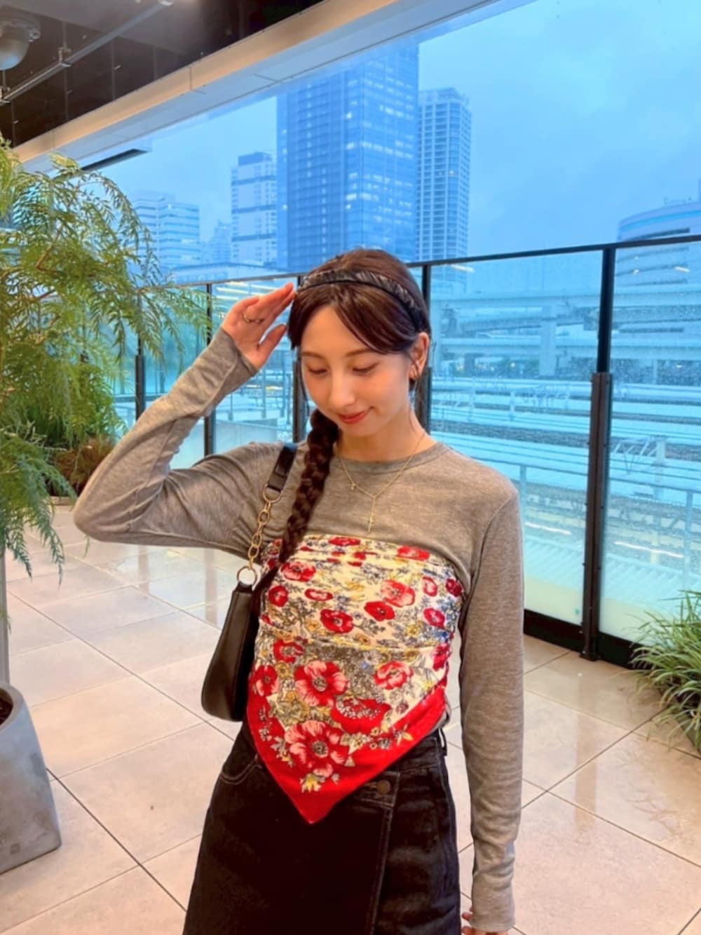 ブルー系のその他パンツ、グレー系のTシャツ/カットソー、ブラック系のショルダーバッグを着用したレディースの秋コーディネートの2枚目の写真