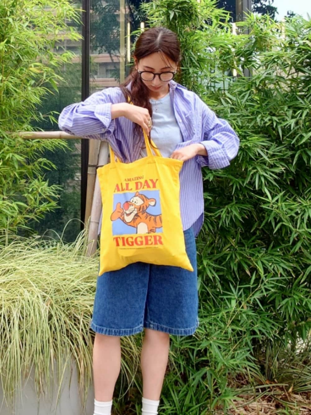 ブルー系のデニムパンツ、ブルー系のTシャツ/カットソー、ブルー系のシャツ/ブラウスを着用したレディースの秋コーディネートの2枚目の写真
