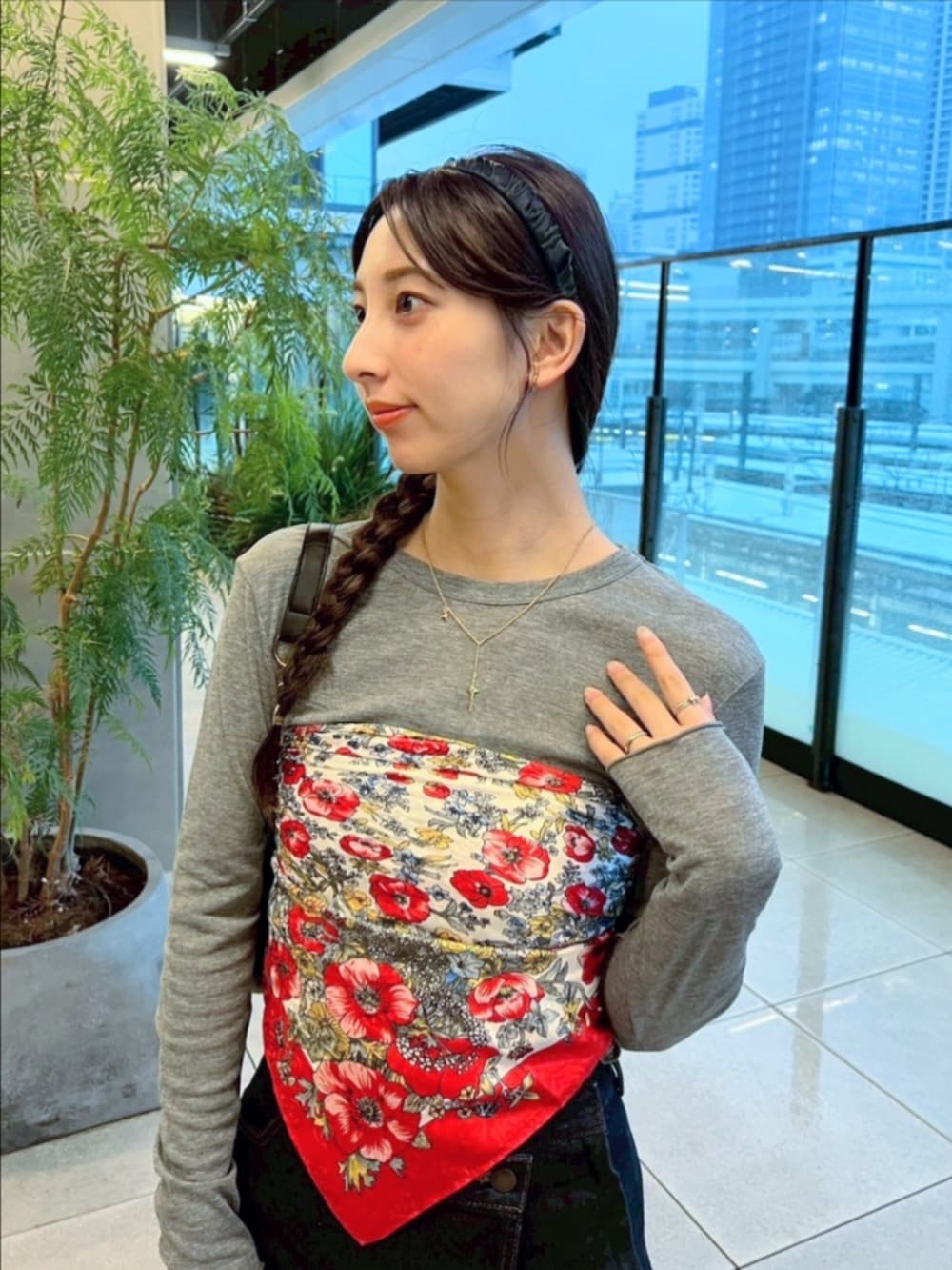 ブルー系のその他パンツ、グレー系のTシャツ/カットソー、ブラック系のショルダーバッグを着用したレディースの秋コーディネートの3枚目の写真
