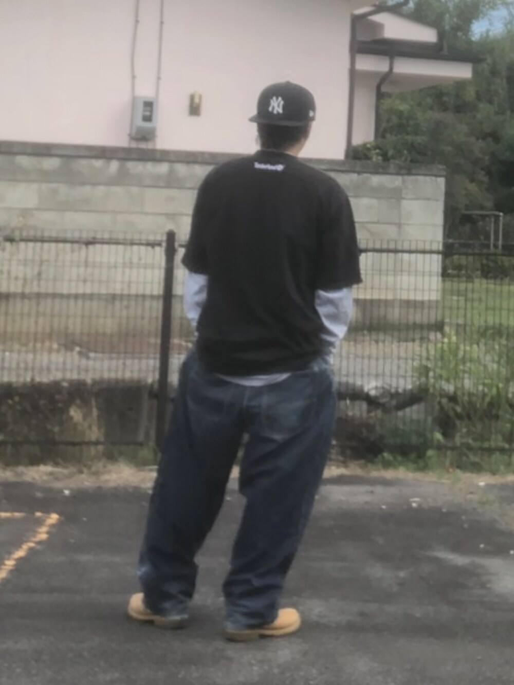 ブラック系のTシャツ/カットソー、シルバー系のTシャツ/カットソー、ブルー系のデニムパンツを着用したメンズの秋コーディネートの2枚目の写真