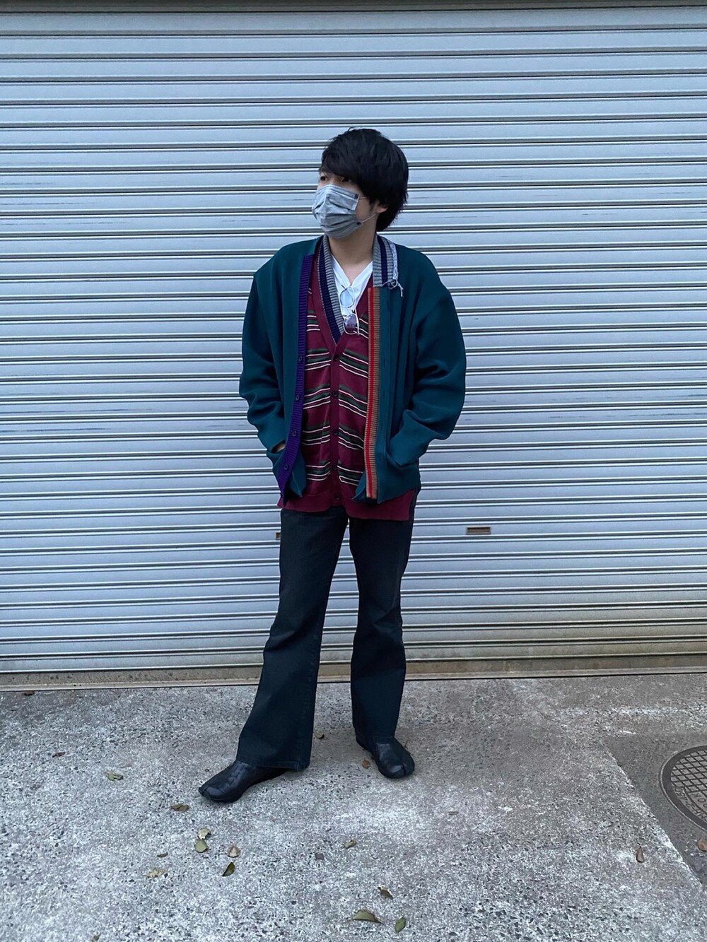 その他のカーディガン/ボレロ、ブラック系のその他パンツ、ブラック系のブーツを着用したメンズの春コーディネートの2枚目の写真