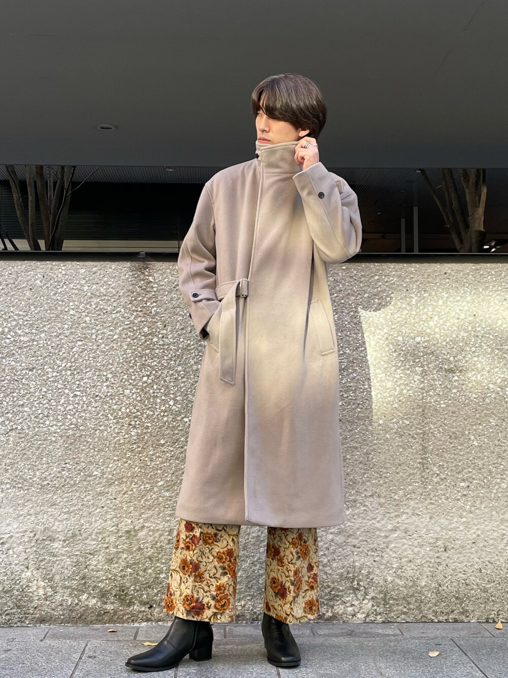 ホワイト系のニット/セーター、ベージュ系のチェスターコート、ベージュ系のその他パンツを着用したメンズの秋コーディネートの4枚目の写真