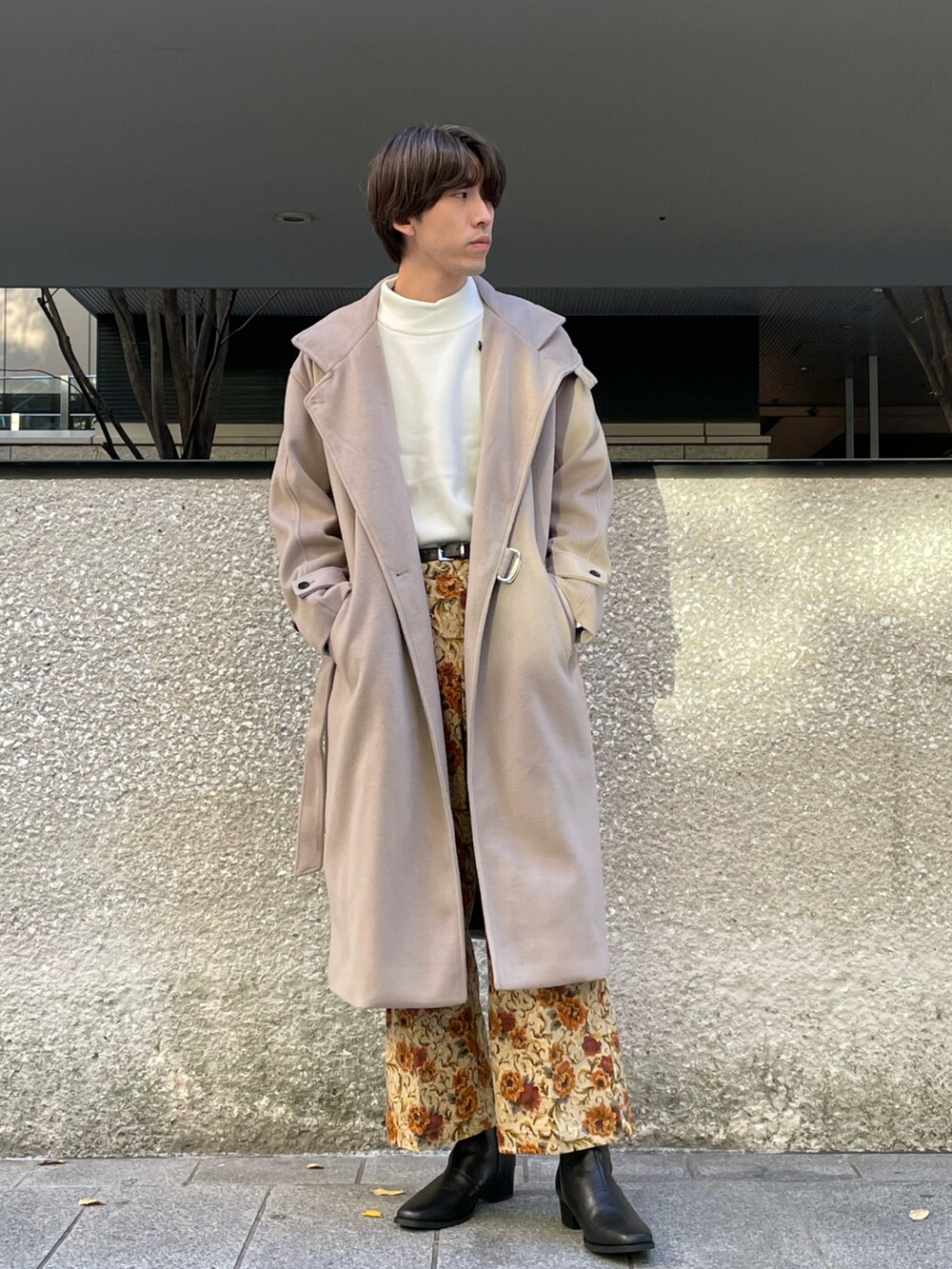 ホワイト系のニット/セーター、ベージュ系のチェスターコート、ベージュ系のその他パンツを着用したメンズの秋コーディネートの2枚目の写真