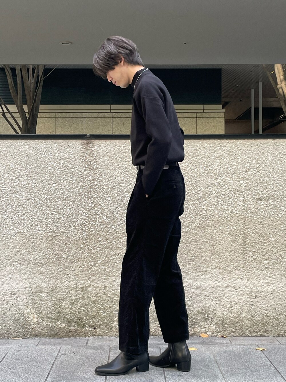 ブラック系のニット/セーター、ブラック系のその他パンツ、ブラック系のブーツを着用したメンズの秋コーディネートの2枚目の写真